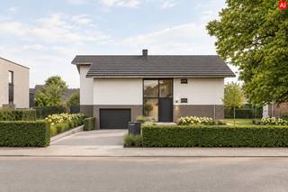 Deze KARAKTERVOLLE architectenwoning is gelegen te Meulebeke met name in de Astridlaan18 op een perceel grond van 1.210 m² en met een bewoonbare oppervlakte van 236m². De woning is een ontwerp is van architect Georges Vandenbussche (Konstrukto). Vandenbussche geldt als een van de belangrijkste vertegenwoordigers van de naoorlogse modernistische woonarchitectuur in Vlaanderen. Zijn eigen woning in Aarsele/Tielt werd zelfs beschermd als monument vanwege haar architecturale en historische waarde.<br /><br />PLUSPUNTEN:<br />* UNIEKE EN TIJDLOZE UITSTRALING<br />* DOORDACHTE INDELING<br />* RUIM PERCEEL (1.210m²)<br />* VOLLEDIG ONDERKELDERD (72m²)<br /><br />INTERIEUR:<br />Bij het betreden van de woning kom je in de inkomhal, die toegang biedt tot een ruime slaapkamer en de badkamer. Op de verdieping bevindt zich de lichtrijke leefruimte, waar de grote raampartijen zorgen voor een aangename en open sfeer. Aansluitend vind je de volledig ingerichte keuken.<br />Via enkele treden bereik je nog 2 ruime slaapkamers en een apart toilet.<br />De woning is volledig onderkelderd en beschikt over diverse technische ruimtes. Bovendien is er binnen parkeergelegenheid voorzien voor 2 wagens.<br /><br />EXTERIEUR:<br />De woning bevindt zich op een ruim perceel en geniet achteraan van een rustige, aangename tuin. Daarnaast is er ook een gezellig terras waar je in alle rust kan genieten van het buitenleven.