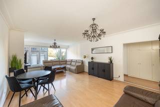 <p><span>Op zoek naar een ruim appartement dat meteen goed zit? Op de tweede verdieping van een verzorgd gebouw wacht een lichte thuis met drie slaapkamers, een vernieuwde keuken en badkamer, een oostgericht terras én een garagebox dat verplicht aan te kopen is aan €25.000, . Je woont bovendien vlak bij het Krugerplein, met leuke adressen en openbaar vervoer op wandelafstand.</span></p><p><span>Licht, ruimte & een vleugje karakter</span></p><p><span>Via de veiligheidsdeur stap je een royale inkomhal van ca.14 m² binnen, met een ingemaakte vestiaire. De laminaatvloer loopt door naar de woonkamer, waar 33 m² leefruimte en veel ramen voor een open, luchtig gevoel zorgen. De westgerichte oriëntatie haalt in de namiddag mooi licht naar binnen. De authentieke schouw kreeg een frisse update met een elektrische sfeerhaard: een charmant detail dat de kamer net wat meer karakter geeft.</span></p><p><span>De aparte keuken werd in 2026 gerenoveerd en is strak uitgewerkt met greeploze kasten en veel handige schuiven. Koken doe je op inductie, met een heteluchtoven, microgolfoven, dampkap en vaatwasser binnen handbereik. Een grote koelkast en diepvriezer, ruime spoelbak en ingebouwde spotjes maken het geheel compleet.</span></p><p><span>Ook de badkamer werd in 2026 vernieuwd. Hier krijg je een ruime inloopdouche, breed lavabomeubel, spiegelkasten, handdoekradiator en toilet. De aansluiting voor de wasmachine zit netjes weggewerkt in een omkasting. Er is nog een tweede apart toilet voorzien van een lavabo.</span></p><p><span> </span></p><p><span>Drie slaapkamers & buitenruimte</span></p><p><span>Met drie slaapkamers is er plaats voor een gezin, een royaal thuiskantoor of een combinatie van slapen, werken en hobby. Aan de oostzijde ligt het terras, een fijne plek om de dag in de ochtendzon te starten met uitzicht op de gemeenschappelijke tuin. In de kelder hoort bovendien een droge berging van ca. 4 m² bij het appartement. De verplicht aan te kopen garagebox bevindt zich op -2.</span></p><p><span> </span></p><p><span>Borgerhout op z’n gezelligst</span></p><p><span>Hier woon je midden in een levendig stukje Borgerhout. Het Krugerplein ligt vlakbij, met adressen als Bar Leon, Frituur Tina en Borgo Gelato in de buurt. Ook rond het Vinçotteplein, de Kattenberg en het Laar vind je horeca en ontmoetingsplekken, terwijl De Roma en Rataplan nooit ver weg zijn. Voor dagelijkse boodschappen, tram en bus hoef je evenmin ver. Een buurt met veel leven, maar tegelijk alles praktisch dichtbij.</span></p>