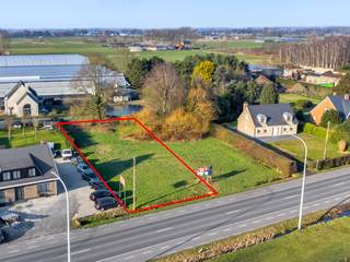 Deze grond bestaat uit 2 gronden, nl. 1 bouwgrond van 911,71 m² (lot 1) en een achterliggende agrarische grond van 237,03 m² (lot 1a).De grond kan...