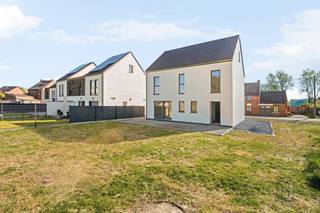 .🏡 CREATE THE HOME OF YOUR DREAMS – DETACHED HOUSE WITH TERRACE &amp; GARDEN!

Are you looking for a project that allows you to design an interior 100% to your taste? This detached house, sold as a closed shell, is a rare opportunity.

With its generous volumes, terrace and garden, it offers an ideal living environment while giving you complete freedom to finish and arrange the interior according to your wishes.

✨ Layout

Ground floor:

Entrance hall
Spacious and bright living room
Kitchen area to be fitted
Separate laundry room
Garage with direct access to the garden

First floor:

3 bedrooms, one of which has a dressing room
Bathroom
Separate toilet

Second floor:

Possibility of 2 additional bedrooms or a multipurpose space

🌿 Outdoor areas

Beautiful terrace to enjoy sunny days
Lovely garden offering space and tranquillity

⚙️ Technical features

✔ High-quality PVC double-glazed window frames, Belgian-made
✔ Connection to the sewer system
✔ 10,000 L rainwater tank
✔ Prepared for the installation of a heat pump
✔ Modern technical installations already anticipated
✔ Healthy structure = ideal basis for a personalised project

🔥 Key strengths

Detached house, rare on the market
Up to 5 bedrooms
Terrace + garden
Separate laundry room
100% customisable project
Focused on energy savings and modern comfort

📍 Location

Located in Beloeil, in a pleasant environment, close to amenities and main roads.

💥 A property with strong potential, outdoor space and a modern vision — an opportunity not to be missed!

📞 Contact us now to arrange a viewing:
Sébastien
0496 12 04 46
sebastien@immobeguin.be