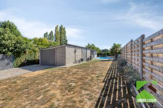 Op een mooi perceel van circa 9 are bevindt zich deze volledig gerenoveerde en uitstekend onderhouden gezinswoning. De woning combineert een verrassend ruime indeling met een verzorgde tuin, verwarmd zwembad en energiezuinige technieken. <br /><br />INDELING: <br />x ruime woonkamer met groot schuifraam naar het terras en de tuin. De keramische tegelvloer is voorzien van vloerverwarming; <br />x de woonkamer is open met de praktisch ingerichte keuken met centraal eiland en stijlvol zwart marmeren werkblad; <br />x ruime berging/wasplaats; <br />x gastentoilet.<br /><br />Op de verdieping: <br />x twee ruime slaapkamers, <br />x de badkamer met hoekbad met wellnessfuncties, inloopdouche en lavabomeubel met 2 wastafels; <br />x nachthal met apart toilet. <br /><br />Via een vaste houten trap bereik je de volledig afgewerkte zolderverdieping. Dankzij de Veluxramen en het uitstekend geïsoleerde dak vormt deze een volwaardige derde slaapkamer, bureau en/of hobbyruimte.<br /><br />Buiten geniet je van een ruim beklinkerd zonneterras en een diepe verzorgde tuin. Hier bevindt zich het verwarmde zwembad met vernieuwde installatie, ideaal om tijdens de zomermaanden volop van de buitenruimte te genieten. Handig: via een veldweg kan je het perceel ook langs achteren bereiken.<br /><br />De inrit naast de woning geeft toegang tot de achtergelegen garage.<br /><br />Troeven:<br /> x Perceel van ca. 9 are<br /> x Volledig gerenoveerd en instapklaar<br /> x 3 volwaardige slaapkamers<br /> x Verwarmd zwembad<br /> x Warmtepomp en warmteboiler<br /> x 23 zonnepanelen + huisbatterij + laadpaal<br /> x Energiezuinige technieken.<br /><br />Lijkt deze woning wel iets voor jou? Plan dan snel een bezoek door te bellen naar 012 23 00 23 of stel je vragen aan roland@immo-leroi.be.