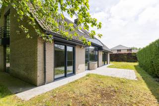 Instapklare woning met mooie ligging in Adinkerke / De Panne, grenzend aan het bos en gelegen in een rustige, groene omgeving. Deze lichtrijke woning beschikt over 4 ruime slaapkamers, een dubbele garage en een mooi stuk grond waar u in alle rust van het buitenleven kunt genieten. Dankzij het gunstige EPC combineert deze woning wooncomfort met energiezuinigheid. Een unieke opportuniteit voor wie ruimte, natuur en een vlotte bereikbaarheid vlak bij de kust zoekt.<br /><br />indeling:
<ul><li>4 slaapkamers</li><li>dubbele garage</li><li>ruime leefruimte met aansluitend de eetplaats</li><li>aparte berging</li></ul>
<br />troeven:
<ul><li>instapklaar</li><li>voor een groot gezin</li><li>gezellige tuin</li><li>straat wordt fietsvriendelijk</li></ul>
Graag een bezoekje ter plaatse of wenst u meer info, contacteer me via fre@erservimo.be<br /><br /><br /><br />