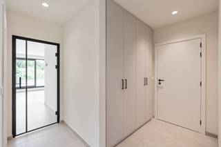 Stijlvol nieuwbouwappartement te huur in Tongerlo!<br /><br />In de Meulemanslaan 17 te Tongerlo bevindt zich dit kleinschalige nieuwbouwproject met slechts vijf appartementen, rustig gelegen met mooi zicht op het park.<br /><br />Het appartement combineert comfort en energiezuinigheid en beschikt over een lichtrijke leefruimte met open, volledig ingerichte keuken, slaapkamers, moderne badkamer, berging en apart toilet.<br /><br />Vanuit de leefruimte heb je toegang tot een ruim terras waar je in alle rust kan genieten van het groene uitzicht.<br /><br />Extra troeven zijn de privatieve berging en autostaanplaats.<br /><br />Kortom, een kwalitatief afgewerkt en instapklaar nieuwbouwappartement op een rustige ligging in Tongerlo.<br /><br />Vaste kosten: 150 euro: O<span>nderhoud tuin, gemene delen, elektriciteit en water gemene delen,…</span><br /><br />Bel ons op 014/95.37.50 of mail naar secretariaat@degroot-celen.be