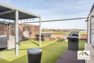 De eerder anonieme voorgevel van deze woning verbergt een ware parel. Via de riante inkomhal bereik je de eerste verdieping, waar zich de woon-...