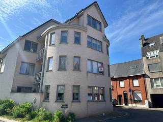 Op de 1e verdieping van de stijlvolle Residentie Tor-Azur bevindt zich dit goed onderhouden en ruime 2-slaapkamer appartement. De ligging is ideaal, vlakbij het centrum met alle praktisch gemak en ontspanningsmogelijkheden.<br />Het appartement heeft volgende indeling: <br />inkomhal met gastentoilet, gezellige en lichtrijke leefruimte met uitgeruste open keuken (spoelbak, kookplaat, oven, koelkast, dampkap, vaatwas), praktische bergplaats/wasplaats, 2 slaapkamers, ingerichte badkamer met douche en lavabomeubel, ten slotte is er het zonnig terrasje en ook nog een praktische private kelderberging die u extra bergruimte biedt. <br />De lichtrijke leefruimte met ramen rondom is hier een uitzonderlijke troef die het aangename woongevoel onderstreept en mooie lichtinval toelaat. De bewoonbare oppervlakte is ruim bemeten met 84 m².<br />Technisch: centrale verwarming aardgas, kunststof schrijnwerk met hoogrendementsbeglazing, <br />In het gebouw is een gemeenschappelijke fietsenberging aanwezig, alsook een lift.