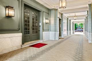 Dit beschermd herenhuis in Beaux-Arts stijl bevindt zich aan de levendige Leien en is momenteel ingericht als kantoor. Met een indrukwekkende plafondhoogte van +3,5 m, strekt de ruimte zich uit over het gelijkvloers (+/-195m²) en de eerste verdieping (+/-280m²). De ruimtes zijn omgeven door kleurrijke en unieke wandschilderingen. De indeling omvat meerdere ruimtes met authentieke details, aangevuld met bergruimte en sanitair. Dankzij het open en stijlvolle opzet leent dit pand zich ook uitstekend als combinatie van kantoor en/of showroom.<br /><br />Extra troef: mogelijkheid tot het huren van parkings aan €125/maand/plaats.<br /><br />EPC: X<br /><br />Interesse? Bel ons vandaag nog!