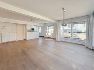 Ongemeubeld duplexappartement met twee slaapkamers in hartje Knokke-Heist.In het bruisende centrum van Knokke-Heist vindt u dit...