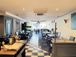 Centraal gelegen handelspand met woonst op een perceel van 491 m². Ingedeeld als volgt: op het gelijkvloers een handelsruimte van 100 m² (momenteel...