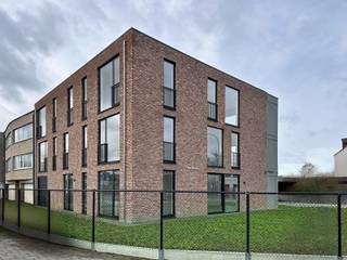 <p>Modern nieuwbouwappartement op de eerste verdieping, gelegen in de Antwerpsestraat in Reet. Dit energiezuinige appartement bevindt zich in een kleinschalig gebouw met slechts 5 appartementen, wat zorgt voor een rustige en aangename woonomgeving.<br /><br />Het appartement beschikt over een privatieve autostaanplaats waarvan de huurprijs reeds is inbegrepen, evenals een laadpaal op de parking – ideaal voor elektrisch rijden. Op het gelijkvloers is er bovendien een praktische fietsenberging voorzien.<br /><br />Comfort, duurzaamheid en een uitstekende ligging worden hier perfect gecombineerd.<br /><br />- Het EPB-certificaat is in aanvraag/in opmaak.<br />- De maandelijkse kosten bedragen €60<br /><br /><br /></p>