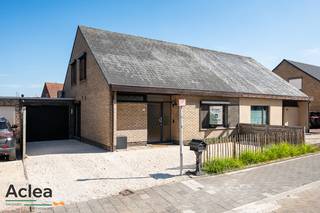 Deze charmante halfopen bebouwing, gelegen Zandstraat 32/G, bevindt zich op een uiterst goede locatie vlakbij het gezellige centrum van Zomergem...