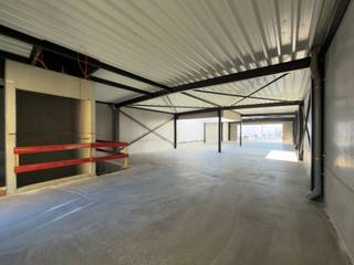 Strategisch gelegen nieuwbouwunit van ca. 450 m² te huur in Deinze, bestaande uit 200 m² kantoorruimte en 250 m² magazijn.De site bevindt zich in de...