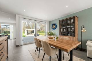 [[ DIT PAND NEEMT DEEL AAN DE ERA OPEN HUIZEN DAG OP 19/9 VAN 16:00 TOT 17:00 ]]
Op zoek naar een <strong>instapklare en energiezuinige woning</strong> <strong>(EPC A+) </strong>op een landelijke ligging nabij Aalst? Deze moderne woning combineert hedendaags comfort met een open zicht op het omliggende groen en is uitgerust met 14 zonnepanelen. Bovendien geniet de woning van een<strong> vlotte bereikbaarheid, </strong>nabijheid van<strong> openbaar vervoer</strong> en een gunstige verbinding richting Aalst, Dendermonde, Gent en Brussel<strong>.</strong>
<p>De woning beschikt over een ruime inkomhal met <strong>gastentoilet</strong>. De <strong>lichtrijke leefruimte</strong> sluit aan op de eetkamer en kijkt uit op de tuin. De <strong>volledig geïnstalleerde keuken</strong> is voorzien van alle hedendaagse toestellen.</p>

<p>Op de bovenverdieping bevinden zich <strong>drie volwaardige slaapkamers</strong> en een stijlvolle badkamer uitgerust met een <strong>inloopdouche </strong>en tweede toilet.</p>

<p>De woning beschikt over <strong>moderne technieken</strong> zoals een audio- en videofoon en energiezuinige vloerverwarming via een warmtepomp.</p>

<p>Extra troef: de tuin beschikt over aansluitingen voor het plaatsen van een zwembad. Er is ook een poolhouse terug te vinden. Daarnaast beschikt de woning over een grote oprit met voldoende parkeergelegenheid.</p>

<p>Kortom, een instapklare, duurzame woning op een topligging voor wie houdt van rust, ruimte en comfort. Contacteer ons vandaag nog om een bezoek in te plannen via <strong>053 41 40 25 </strong>of<strong> living@era.be</strong>!<br /><br /><strong><u>Interessant voordeel:</u> 4 jaar vrijstelling voor het kadastraal inkomen (KI)!</strong><br /><br />De verkoop van deze woning is onderworpen aan het btw-stelsel, waarbij 21% btw van toepassing is.</p>