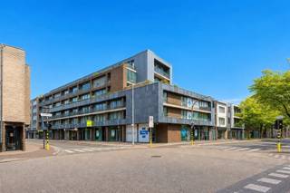<p><span>Dit lichtrijke en instapklare </span><span>appartement </span><span>staat te koop in de Heistraat </span><span>pal in het centrum van Wilrijk</span><span> aan de Bist. Op wandelafstand vind je alle winkels, horeca, openbaar vervoer,... ideaal als je centraal wil wonen met alles binnen handbereik!</span></p><p><span> </span></p><p><span>Het appartement is gelegen in een </span><span>gebouw van 2010</span><span> en heeft een oppervlakte van zo'n 80m². Het appartement beschikt over </span><span>twee slaapkamers</span><span> en heeft nog </span><span>twee terrassen van in totaal 22m².</span></p><p><span> </span></p><p><span>* sommige foto's zijn gestaged via IA</span></p><p><span> </span></p><p><span>Indeling</span></p><p><span>- inkomhal</span></p><p><span>- aparte toilet</span></p><p><span>- lichtrijke woonkamer en eetkamer</span></p><p><span>- terras 1 (6m²)</span></p><p><span>- open geïnstalleerde keuken</span></p><p><span>- berging met aansluiting voor wasmachine/droogkast</span></p><p><span>- slaapkamer 1 (11m²)</span></p><p><span>- terras 2 (16m²)</span></p><p><span>- slaapkamer 2 (8m²)</span></p><p><span>- badkamer met ligbad, douche en lavabo</span></p><p><span> </span></p><p><span>Algemeen gebouw</span></p><p><span>- goed onderhouden gebouw (2010)</span></p><p><span>- individuele nutsvoorzieningen</span></p><p><span>- maandelijkse provisie 142 euro (syndicus, blokpolis, onderhoud gemene delen)</span></p><p><span>- gemeenschappelijke fietsenberging</span></p><p><span> </span></p><p><span>Troeven</span></p><p><span>- top ligging in centrum Wilrijk</span></p><p><span>- veel lichtinval</span></p><p><span>- conforme elektriciteit</span></p><p><span>- CV-ketel op gas (2020)</span></p><p><span>- gunstig EPC label A</span></p><p><span> </span></p><p><span>Ben jij geïnteresseerd in dit instapklare appartement te koop in centrum Wilrijk, ben je op zoek naar ander vastgoed of wens je de waarde van jouw eigendom te kennen? Dan ben je bij BOLT immo aan het juiste adres! Wij helpen jou graag verder.</span><span> </span></p>