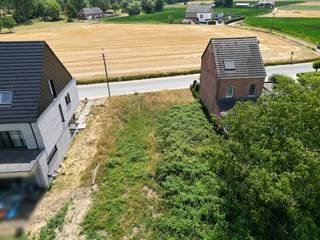 Ruim perceel bouwgrond voor halfopen bebouwing in een groene omgeving en met zicht op een open gebied. Gunstige bouwbreedte van ± 12m. Achteraan...