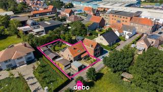 Op het gelijkvloers bevindt zich een uitnodigende inkomhal die toegang geeft tot de lichtrijke leefruimtes. De woning beschikt over een...
