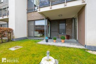 In het centrum van Bornem vinden we dit comfortabel gelijkvloersappartement met garage te residentie Dammehof, gelegen in een rustig en privaat binnengebied in de Allemanshofstraat. Het bevindt zich vlakbij winkels en openbaar vervoer met een goede verbinding naar de N16 en A12. Het appartement bestaat uit een lichtrijke leefruimte met open keuken, 1 slaapkamer, een badkamer (douche, wastafel en toilet) en een leuk tuintje met terras en buitenberging. Verder beschikt het appartement nog over een ruime ondergrondse garagebox. EPC Label B. De elektriciteit is conform! Deze residentie is uitermate geschikt voor personen die in het centrum willen wonen maar toch in alle rust. Contacteer ons voor een plaatsbezoek.