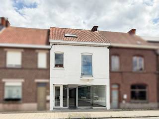 Karaktervolle WOONEIGENDOM met HANDELSRUIMTE, ACHTERLIGGENDE GARAGE en OPSLAG, ideaal voor wie COMFORTABEL WONEN en WERKEN wil combineren in...