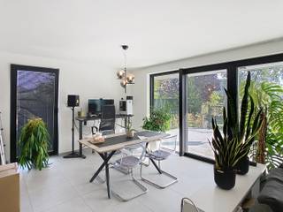 <p>Stel je voor: thuiskomen in een instapklaar nieuwbouwappartement in het groene Wezemaal, waar alles nog fris en ongebruikt aanvoelt. Dit gelijkvloerse appartement aan de Eektstraat combineert hedendaags comfort met een rustige, groene ligging, en biedt je precies de juiste basis om er helemaal je eigen plek van te maken.</p><p> </p><p>Via de inkomhal beland je in een lichtrijke leefruimte die naadloos overgaat in de volledig uitgeruste keuken, voorzien van onder andere een vaatwasser, oven, microgolfoven, koelkast en diepvriezer. Het appartement telt in totaal 80 m² bewoonbare oppervlakte, met een ruime slaapkamer en een moderne badkamer. Dankzij de gelijkvloerse ligging en de aanwezige lift is dit een instapklare woonst zonder drempels, letterlijk en figuurlijk.</p><p> </p><p>Buiten geniet je van een aangenaam terras, ideaal om tot rust te komen na een drukke dag. Als nieuwbouw scoort dit appartement uitstekend op vlak van energiezuinigheid, met een EPC-label A en een score van 40. De vloerverwarming in combinatie met een warmtepomp en een ventilatiesysteem zorgt voor een aangenaam binnenklimaat het hele jaar door. Daarnaast beschik je over een eigen binnenstaanplaats, zodat je wagen steeds veilig en droog gestald staat.</p><p> </p><p>Wezemaal biedt je alle troeven van een rustige woonomgeving, terwijl winkels, scholen, sportfaciliteiten, het openbaar vervoer, het station en de invalswegen allemaal binnen handbereik blijven. Zo combineer je de charme van een groene deelgemeente met de bereikbaarheid die je nodig hebt in het dagelijkse leven. Nieuwsgierig geworden? Plan snel een bezoek via www.living-stone.be of charlotte.geyskens@living-stone.be! </p>