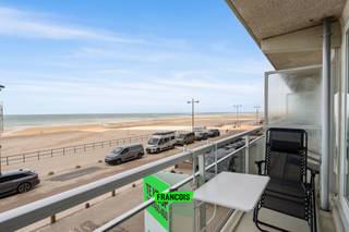 Ontdek deze gerenoveerde studio (2020) met prachtig zeezicht en terras in de stijlvolle residentie Helix op de Zeedijk in Middelkerke. Een...