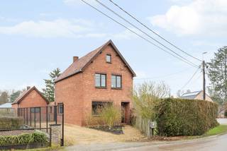 In een rustige, landelijke omgeving in het groene Zonhoven bevindt zich deze charmante woning op een mooi hoekperceel van 898 m². Een interessante opportuniteit voor zowel eigen bewoning als investering.<br /><br />De woning omvat een inkomhal, lichtrijke leefruimte, keuken en badkamer, aangevuld met 3 ruime slaapkamers. Dankzij de degelijke structuur en functionele indeling biedt deze woning tal van renovatiemogelijkheden om ze volledig naar eigen smaak te moderniseren en haar waarde verder te optimaliseren.<br /><br />De woning is momenteel verhuurd aan een trouwe huurder, wat dit pand extra aantrekkelijk maakt voor investeerders die op zoek zijn naar een stabiele huuropbrengst vanaf dag één.<br /><br />Het ruime hoekperceel van 898 m² is volledig omheind en geniet van een open en lichtrijke ligging. De tuin biedt veel privacy en tal van mogelijkheden voor uitbreiding of heraanleg.<br />Bovendien beschikt het perceel over een extra zij-ingang, wat zorgt voor bijkomende toegankelijkheid en praktische meerwaarde (bijvoorbeeld voor fietsen, tuinmateriaal of een aparte toegang tot de tuin).<br /><br />Troeven<br />- Rustige, landelijke ligging<br />- Mooi hoekperceel van 898 m²<br />- Volledig omheinde tuin<br />- Extra zij-ingang tot het perceel<br />- 3 slaapkamers<br />- Renovatiemogelijkheden met meerwaarde<br />- Verhuurd aan trouwe huurder<br />- Vlotte verbinding richting Hasselt en Genk