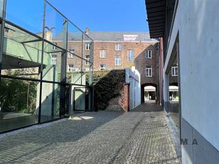 <p><span>Herenhuis opgesplitst in een commercieel gelijkvloers met kelder en 3 appartementen.  Het gebouw werd omstreeks 1898 gebouwd door een Jeneverstoker en gemeenteraadslid.  Een herenhuis met een opvallend mooie gevel en zij-etalage en bijkomende zij-inkom voor het commercieel gedeelte.<br />Het pand van een interessante ligging in de bekende Kapelstraat, op een absolute toplocatie zowel naar residentieel wonen als naar Retail/handel.</span></p><p><span>Bij de bouw van dit pand werd de voormalige uitgang van de dienstwagens van </span><span><span>het post- en telegraafkantoor</span></span><span>.  </span><span>Nu verbindt de <span>Peterseliesteeg</span></span><span> de Kapelstraat</span><span><span>https://hasel.be/kapelstraat-26</span></span><span> </span><span>met de </span><span><span>Havermarkt</span></span><span>.  </span><span>Op de steeg rust een recht van doorgang.</span></p><p><span><br />In 2006 werd een vergunning afgeleverd en uitgevoerd tot het verbouwen van het handelspand tot een handelspand met 3 appartementen.  Door de jaren heen werd het gebouw zeer goed onderhouden.</span></p><p><span>Indeling:</span></p><ul><li><span>Winkel</span><span>: 125 m², gelijkvloers voorzien van winkel, behandelkamer, sanitair, kitchenette, sociale ruimte + 2 bergkelders.  De hoofdinkom is via de Kapelstraat, via de Peterseliesteeg is een 2</span><span><sup>e</sup></span><span> zij-inkom in een 10 meter lange etalage.  <br />EPC handel: 753. 20210531-0002422621-KNR-1</span></li><li><span>Verdieping 1</span><span>: 82 m² appartement met inkomhal, WC, berg-/wasplaats, leefruimte, keuken, nachthal, badkamer, 1 slaapkamer.  Zonneterras van +/- 42 m² en balkon aan de straatzijde. <br />EPC: 183. 20210531-0002422428-RES-1.</span></li><li><span>Verdieping 2</span><span>: 82 m² appartement met inkomhal, WC, berg-/wasplaats, leefruimte, keuken, nachthal, badkamer, 1 slaapkamer.  <br />EPC: 166. 20210531-0002422575-RES-1.</span></li><li><span>Verdieping 3</span><span>: 94 m² duplex appartement met inkomhal, WC, berg-/wasplaats, zitruimte met zonneterras van +/- 8 m², keuken, eetruimte, badkamer, overloop, 1 slaapkamer. <br />EPC: 177. 20210531-0002422593-RES-1.</span></li><li><span> </span></li></ul><p><span>Betreft verhuringen: de maandelijkse huurinkomsten van de appartementen bedragen : € 2.130.</span></p><p><span>Het handelsgelijkvloers is momenteel niet verhuurd.</span></p><p><span> </span></p><p><span>EPC Gemeenschappelijke Delen: 20210531-0002422231-GD-6 dd 31/05/2021.</span></p><p><span>Plannen ter inzage op kantoor.</span></p><p><span>Troeven:</span></p><ul><li><span>alle appartementen hebben een </span><span>B-label EPC </span><span>!</span></li><li><span>alle huurovereenkomsten zijn indexeerbaar.</span></li><li><span>ligging: mooie winkelstraat met alle faciliteiten in de omgeving</span></li><li><span>nutsmeters </span><span>(water, elektriciteit en aardgas) </span><span>individueel</span></li></ul><p><span>Bent u geïnteresseerd in dit opbrengsteigendom? Aarzel dan niet om ons te contacteren!  U bereikt ons dagelijks telefonisch op 0485 34 56 71 of maak een afspraak bij ons in het vastgoedkantoor MCA-Vastgoed, Kapelstraat 21 Hasselt.</span></p><p><span> </span></p>