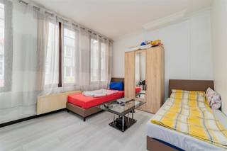 Handelshuis met woonst - thans ingedeeld als winkel + 2 verhuurde studio's te koop in Antwerpen aan de Sint-Gummarusstraat 50 Gelegen op een centrale...