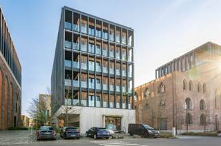 <p><span>Wonen in de bijzondere architecturale omgeving van Het Kanaal, met ruimte, licht en alle comfort! Dit appartement van ca. 148 m² beschikt over een royaal terras van ca. 32 m², een stijlvolle woonplek voor wie de unieke sfeer van Het Kanaal wil combineren met hedendaags comfort.</span></p><p><span> </span></p><p><span>Indeling</span></p><p><span>U betreedt het appartement en ervaart ineens de ruimte en lichtinval dankzij de grote ramen van de leefkeuken. Deze grote leefruimte werd voorzien van een keuken met inbouwtoestellen en geeft verder vrijheid tot invulling naar wensen van de bewoner. Via een doorgang met tevens een gastentoilet, bereikt u de tweede leefruimte met momenteel een bureelgedeelte en zitkamer alsook een toegang tot het ruime terras. Vanuit de woonkamer toegang tot de polyvalente dressingkamer met doorgang naar de wasplaats en technische ruimte, toegang tot de slaapkamer en de ruime badkamer. </span></p><p><span> </span></p><p><span>Bijzonderheden</span></p><p><span>Dit luxe appartement werd zeer smaakvol afgewerkt. Bij de renovatie/nieuwbouw in 2015 werden duurzame en hoogwaardige materialen gebruikt. De bewoonbare oppervlakte bedraagt ca. 148 m², het terras heeft een oppervlakte van ca 32 m².</span></p><p><span> </span></p><p><span>Parkeren en berging</span></p><p><span>In de ondergrondse parkeerkelder zijn twee autostaanplaatsen beschikbaar.</span></p><p><span> </span></p><p><span>Het Kanaal</span></p><p><span>Een unieke woonbeleving welke werd gecreëerd door Axel Vervoordt in de voormalige brouwerij en mouterij aan het kanaal bij Wijnegem. Ontdek ook meer over dit bijzondere project op de website van Het Kanaal.</span></p><p><span> </span></p><p><span>Meer inlichtingen via ons kantoor.</span></p>