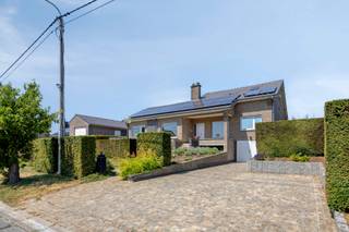 Het wordt steeds zeldzamer om een solide gebouwde villa op een royaal perceel van 15are te vinden die bovendien volledig klaar is voor de toekomst. Deze uitzonderlijk goed onderhouden villa combineert een tijdloze, kwalitatieve bouw met hedendaags wooncomfort en een indrukwekkend pakket aan energiezuinige technieken. Met een bewoonbare oppervlakte van ca. 275 m², vijf slaapkamers, twee luxueuze badkamers en een EPC-score van slechts 129 kWh/m² per jaar is deze villa de ideale gezinswoning voor wie op zoek is naar ruimte, comfort en duurzaamheid.<br /><br />Via de ruime inkomhal betreedt u de woning. Hier bevinden zich drie slaapkamers, waarvan één momenteel is ingericht als bureel. Verder vindt u hier een gastentoilet, een stijlvolle en functionele keuken en een bijzonder ruime, lichtrijke leefruimte waar grote raampartijen zorgen voor een aangename lichtinval. Vanuit de woonkamer heeft u rechtstreeks toegang tot het mooie balkonterras aan de voorzijde van de woning met zicht over het Raspaillebos. De hoogwaardige badkamer op het gelijkvloers straalt luxe uit en is uitgerust met een ligbad, een ruime inloopdouche en een dubbele wastafel. De bovenverdieping omvat nog twee ruime slaapkamers en een tweede badkamer. Ideaal als aparte verdieping voor kinderen, gasten of een inwonend familielid. De kelderverdieping biedt tal van praktische mogelijkheden en omvat een garage, een technische ruimte en voldoende opbergruimte. Ook buiten heeft deze eigendom heel wat te bieden. De prachtig aangelegde tuin vormt een groene oase waar u in alle rust kunt genieten van het buitenleven. Het ruime terras nodigt uit tot gezellige zomeravonden met familie en vrienden. Daarnaast beschikt de woning over een gemetselde berging die mooi aansluit op de woning én een afzonderlijke houten tuinberging achteraan het perceel. Bovendien is achteraan het landelijk zicht over de velden van onschatbare waarde.<br /><br />Troeven:<br />Perceel van 15are en straatbreedte van 25m<br />Ca. 275 m² bewoonbare oppervlakte<br />5 slaapkamers<br />2 stijlvolle badkamers<br />Ruime en lichtrijke leefruimte<br />Balkonterras aan de voorzijde<br />Grote aangelegde tuin met ruim zonneterras<br />Energiezuinig (EPC: 129 kWh/m² per jaar)<br />24 zonnepanelen met thuisbatterij<br />Zonneboiler<br />Nieuwe gascondensatieketel<br />Regenwaterput<br />Lucht-luchtairco's in alle slaapkamers<br />Elektrische rolluiken<br />Elektrische zonnewering over volledige achterterras<br />Laadpaal voor elektrische wagen<br />Elektriciteit conform<br />Asbestveilig