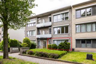 Bent u op zoek naar een gelijkvloers appartement met 3 slaapkamers, tuin en garage in Schoten? Dan is deze eigendom ideaal voor u.<br />Dit appartement maakt deel uit van een kleinschalig gebouw en is gelegen in de rustige wijk Deuzeld in Schoten met voornamelijk lokaal verkeer. Openbaar vervoer is voldoende aanwezig en de vlotte bereikbaarheid met de Ring zijn een extra troef.<br />Indeling: de inkomhal brengt ons naar de gezellige woonkamer (35m²) met aansluitend de ingerichte keuken (5m²). De nachthal geeft toegang tot het toilet, de badkamer (6m²) met douche in bad en wastafel enkel in meubel. Verder zijn er drie slaapkamers (16+10+10m²) waarvan twee met zicht naar de tuin. <br />Het terras is voorzien van een zonneluifel en de garage is bereikbaar via de gezellige tuin achteraan. In de kelder is er nog een aparte bergruimte. Het appartement is momenteel verhuurd.<br />Troeven:<br />- Rustige, strategische ligging<br />- Gunstige EPC en EK conform<br />- Garage mee inbegrepen in de prijs.<br />Lijkt deze eigendom iets voor u? Neem dan contact op met ons kantoor op 03 360 85 30!