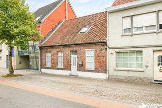 <p>Bent u op zoek naar <strong>een ruime woning te koop in Deerlijk </strong>met een praktische indeling en een aangename buitenruimte? Dan is deze verzorgde gezinswoning op de Vichtesteenweg 12 in Deerlijk zeker een bezoek waard.<br /><br />De woning heeft <strong>een bewoonbare oppervlakte van 175 m² </strong> en bevindt zich op een perceel van <strong>290 m²</strong>. Op het gelijkvloers komt u binnen via de inkomhal die toegang geeft tot de gezellige leefruimte. De woonkamer sluit naadloos aan op de keuken met ontbijthoek, waar u geniet van een mooi zicht op het terras en de <strong>zuidgerichte tuin</strong>.<br /><br />Verder beschikt het gelijkvloers over een slaapkamer met aanpalende berging en douchekamer met toilet. Daarnaast vindt u een ruime badkamer uitgerust met een ligbad, douche en dubbele wastafel, een afzonderlijk toilet en een praktische berging.<br />Op de eerste verdieping bevindt zich de nachthal met toegang tot <strong>drie volwaardige slaapkamers</strong>, waardoor deze woning ideaal is voor gezinnen of voor wie extra ruimte wenst voor een hobby-, bureau- of logeerkamer.<br /><br />Buiten geniet u van een zonnige, <strong>zuidgerichte tuin met terras</strong>, perfect om te ontspannen of om gezellige momenten door te brengen met familie en vrienden.<br />De woning verkeert in een verzorgde staat en beschikt over een <strong>EPC-label D</strong>, waardoor er geen renovatieverplichting van toepassing is.<br /><br /><u>Troeven van deze woning</u><br />* 4 slaapkamers<br />* Slaapkamer en sanitaire ruimte op het gelijkvloers<br />* Ruime badkamer met bad en douche<br />* Zuidgerichte tuin met terras<br />* Verzorgde en instapklare indruk<br />* EPC-label D, geen renovatieplicht<br /><br />Interesse in deze ruime gezinswoning in Deerlijk? Contacteer ons vandaag nog voor meer informatie of een bezoek ter plaatse.</p>