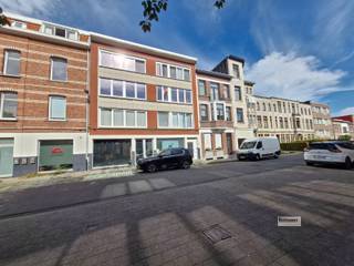 <p><span>Volledig gerenoveerd appartement op de 2de verdieping met 2 slaapkamers.</span></p><p><span> </span></p><p><span>Het appartement bevindt zich op de tweede verdieping zonder lift. Is recent gerenoveerd en </span></p><p><span>heeft 1 gewone en 1 kleinere slaapkamer. Een lichtrijke leefruimte op laminaat.</span></p><p><span>Een badkamer met douche, lavabo, toilet en aansluiting wasmachine. </span></p><p><span>De keuken heeft een kookplaat en een lavabo. Ook de cv-ketel hangt hier. </span></p><p><span>Een privatieve kelder maakt het geheel af. </span></p><p><span>De onkosten van het gebouw zijn inbegrepen in de huurprijs. De nutsvoorziening van water, </span></p><p><span>gas en elektriciteit zijn door de huurder zelf te regelen/betalen.</span></p>