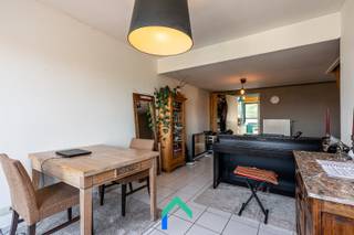 Indeling<br />Op de 2e verdieping van een kleinschalige residentie vinden we dit gezellig appartement met 1 slaapkamer terug. De leefruimte is zeer lichtrijk en geeft toegang tot het ruimte terras (ochtendzon). Vanuit de leefruimte kan men naar de geïnstalleerde keuken en badkamer met douche, lavabo en wc. In de badkamer is ook een aansluiting voorzien voor het plaatsen van een wasmachine. In de leefruimte is er een trap naar de bovenste verdieping waar we de charmante slaapkamer terugvinden. Tot slot is er ook nog een privé parkeerplaats inbegrepen aan de achterkant van het gebouw. <br /><br />Ligging<br />Dankzij een uitstekende ligging heeft het appartement een prima bereikbaarheid. E17, R4 en E40 zijn te bereiken op +/- 5' rijden. Rechtover het gebouw is er een publieke parking en ook de bushalte licht vlakbij. Tot slot licht het treinstation van Melle op slechts 3 minuten wandelen. <br /><br />Varia<br />Dit gebouw wordt beheerd door de bewoners waardoor de gemeenschappelijke kosten zeer laag zijn. Dankzij de conforme elektriciteit (nog geldig tot 2042) en het energielabel B zijn er geen investeringen op korte termijn noodzakelijk. Er is geen lift aanwezig in het gebouw. <br /><br />Troeven<br />* Uitstekende bereikbaarheid<br />* Ruim terras<br />* Beperkte gemeenschappelijke kosten<br />* Privé parkeerplaats inbegrepen<br /><br />Contacteer Tim voor een vrijblijvend bezoek of voor bijkomende vragen.<br /><br />📞 0487 40 21 28<br />📧 tim@gentill.be