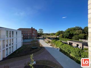 Welkom in dit prachtige appartement, gelegen op de tweede verdieping van een modern gebouw aan "Residentie Kloostertuin" in het charmante Zaffelare. Dit appartement is instapklaar en biedt de perfecte combinatie van comfort (warmtepomp met vloerverwarming) en stijl. De indeling omvat inkomhal met toegang naar de badkamer met inloopdouche en kast met lavabo, apart toilet, wasplaats en de slaapkamer met toegang naar het mooie ruime terras daarna komen we in de open ingerichte keuken die naadloos over gaat naar de lichtrijke woonkamer met schuifraam naar een tweede ruim terras, woonkamer en terras bieden een ideale ruimte voor zowel ontspanning als culinaire momenten. <br /><br />Dit appartement is volledig geschilderd voorzien van een zonnepaneel en wordt nog voorzien van verlichting. Bij het appartement hoort eveneens een autostaanplaats in de kelder alsook 1 fietsplaats in de kelder. De locatie in Zaffelare biedt een rustige woonomgeving terwijl het centrum met zijn voorzieningen vlakbij ligt. Dit moderne appartement, gebouwd in 2025, is de ideale plek om thuis te komen en te genieten van het beste dat het leven te bieden heeft.<br />Onmiddellijk beschikbaar.<br />Huurprijs: 825,00€/mnd + 70,00€ alg kosten=895,00€/mnd<br />Wilt u dit appartement met eigen ogen komen bekijken?<br />Mail ons met uw naam EN telefoonnummer: info@loimmo.be<br />Geen telefonische afspraken, wij contacteren U.