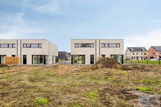 In een residentiële verkaveling te Laakdal, bevindt zich dit energiezuinig nieuwbouwproject bestaande uit 4 halfopen bebouwingen met modern...