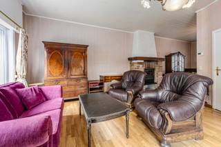 <strong>Zeebrugge: Charmante hoekwoning te koop met 3 slaapkamers en inpandige garage op een uitstekende ligging in Zeebrugge.</strong><br /><br />Bent u op zoek naar een ruime woning met veel potentieel op een gunstige locatie? Dan is deze charmante hoekwoning aan de Heiststraat 75 te Zeebrugge zeker een bezoek waard. Dankzij de goede ligging bevinden winkels, openbaar vervoer, scholen en de kust zich op korte afstand. Bovendien zorgen de vlotte verbindingswegen voor een uitstekende bereikbaarheid. De woning is instapklaar, maar kan met enkele opfrissings- en renovatiewerken worden omgevormd tot een eigentijdse gezinswoning. Voor deze woning is de Vlaamse renovatieverplichting van toepassing.<br /><br /><strong>Indeling: </strong><br />Glv: Inkomhal, gastentoilet, lichtrijke keuken voorzien van alle toestellen, comfortabele leefruimte met aansluitend de eetkamer, inpandige garage, veranda en koer.<br /><br />1ste verdiep: 3 volwaardige slaapkamers, apart toilet, badkamer met ligbad en lavabo.<br /><br /><strong>Troeven: </strong>
<ul><li>Hoekwoning met veel lichtinval.</li><li>Goede en vlot bereikbare ligging.</li><li>Instapklaar met mogelijkheden om verder te moderniseren.</li><li>Ideale gezinswoning of interessante investering.</li></ul>
Meer informatie? Contacteer Ayita op 0496 13 43 12 of via ayita@eraservimo.be