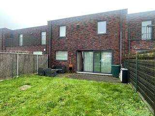 Centrum Stasegem: Een jonge en uiterst energiezuinige woning bestaande uit inkomhal met gastentoilet, woonkamer, leefkeuken en een ruime...