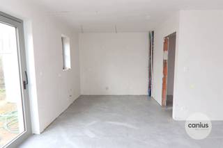 <p><span>NIEUWBOUWWONING MET 3 SLKS OP HET BEGIJNHOF</span></p><p><span>Aan de stadsrand van Sint-Truiden treffen wij op het Begijnhof vier unieke nieuwbouwwoningen aan. De locatie kunnen wij omschrijven als een uiterst rustige locatie met een rijke geschiedenis. Wij bevinden ons op wandelafstand van domein 't Speelhof, het stadspark, het bruisende stadscentrum van Sint-Truiden, diverse supermarkten, ... Ook openbaar vervoer en de belangrijke invalswegen richting Hasselt, Tienen en Gingelom bevinden zich nabij deze woningen.</span></p><p><span> </span></p><p><span>HISTORISCH KARAKTER MET DE LUXE VAN VANDAAG</span></p><p><span>Iedere woning beschikt over drie slaapkamers en zal hoogwaardig afgewerkt worden. Dit met oog voor duurzaamheid &amp; respect voor de historische omgeving. Zo kunnen toekomstige eigenaars genieten van zonnepanelen, vloerverwarming, regenwaterrecuperatie, … Dit alles zorgt ervoor dat men gedurende vijf jaar kan genieten van 50% vrijstelling op het kadastraal inkomen.</span></p><p><span> </span></p><p><span>GENIET VAN 6% BTW, nu ook voor INVESTEERDERS</span></p><p><span>Mogelijkheid tot aankoop aan het verlaagde btw-tarief van 6% in plaats van 21% btw. </span></p><p><span>Voorwaarden:  </span></p><p><span> </span></p><p><span>Eigen bewoning:</span></p><p><span>* Je koopt de woning persoonlijk aan, niet via een vennootschap</span></p><p><span>* Dit wordt je enige eigen woonst gedurende minstens 5 jaar.</span></p><p><span>* De bewoonbare oppervlakte bedraagt maximaal 175m²</span></p><p><span> </span></p><p><span>Investeerders: Ook investeerders genieten van 6% btw bij de aankoop van een onroerend goed als men deze langdurig (minstens 15 jaar) verhuurd aan particulieren. </span></p><p><span><br /></span><span>WONEN IN EEN UNIEKE SETTING WAAR VERLEDEN &amp; TOEKOMST ELKAAR ONTMOETEN</span><span><br />Nieuwsgierig naar dit knap nieuwbouwproject? Maak snel een afspraak of vraag maar informatie aan bij één van de medewerkers van Canius Real Estate. U kan ons bereiken op het nummer 011 74 12 36 of <span>info@canius.be</span></span><span>.</span></p><p><span> </span></p><p><span>*Deze gegevens zijn louter ter informatieve titel. De vermelde oppervlaktes zijn slechts indicatie. Canius Real Estate kan niet verantwoordelijk gesteld worden voor de juistheid van de aan haar verstrekte gegevens.</span></p><p><span> </span></p>