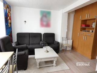 Dit gezellige appartementje van 41m² bevindt zich in het hart van Oostende, op de eerste verdieping van een kleinschalige residentie. De ligging in het centrum van Oostende, vlakbij het casino en het strand is een grote troef! <br />Indeling is als volgt: een inkomhal, apart toilet, woonkamer, aparte keuken met toegang tot het terras, één ruime slaapkamer met aansluitend een douchekamer. <br />Daarnaast beschikt het appartement over een private kelderberging.<br />Het appartement is momenteel verhuurd aan een vaste huurder, waardoor het ideaal is als investering!