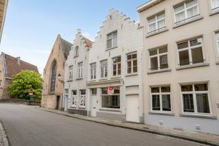 Een hoogwaardig en instapklaar herenhuis met ruime woonvolumes, drie slaapkamers en twee ensuite badkamers, rond een zonnige stadskoer in de Beenhouwersstraat, in het historische hart van Brugge. De leefruimte ligt op de eerste verdieping aan de straatzijde en geniet van veel licht. De slaapkamer op de tweede verdieping kan bovendien worden opgesplitst in twee volwaardige kamers.Met een perceeloppervlakte van 75 m² en een totale bebouwde oppervlakte van 132 m² biedt deze charmante woning verrassend ruime woonvolumes. Gelijkvloers:- inkomhal- Toilet- leefruimte met open keuken- hall met aansluiting wasmachine- zonnige en privatieve stadskoerEerste verdieping:- slaapkamer met ensuite badkamer - toilet- leefruimte / bureau / slaapkamerTweede verdiep: - slaapkamer als het ware privésuite met een en-suite badkamerEen unieke kans voor wie stijlvol en comfortabel wil wonen in het centrum van Brugge. In 2023 werd een nieuwe hoogrendementsketel geplaatst. De muren werden extra geïsoleerd in 2025.De eigendom wordt aangeboden via de Power-sale formule. De vermelde prijs is een instelprijs.