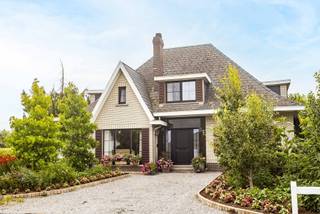 Deze rustig gelegen vrijstaande woning omvat op het gelijkvloers de inkomhal ( + gastentoilet ) met aansluitend een lichtrijke leefruimte van waaruit u onmiddellijk toegang heeft tot het terras en de zuidgerichte tuin. De recente en stijlvolle keuken werd voorzien van alle hedendaags comfort (o.a. Siemens toestellen)<br />Aansluitend nog een ruime “bijkeuken/sanitaire ruimte”. Deze ruimte biedt o.a de mogelijke om alle wooncomfort (extra slaapkamer + badkamer) op het gelijkvloers te creëren, waarbij co-housing één van de mogelijkheden is. <br />Bijkomende troef is de afzonderlijke bureelruimte aan de rechterzijde van de inkomhal. Ideaal voor vrij beroep of “werken van thuis”.<br />De authentieke eiken stap geeft toegang tot de eerste verdieping met nachthal (+ toilet) .Verder 3 ruime slaapkamers en de badkamer (dubbele lavabo, ligbad). De zoldertrap geeft toegang tot de praktische zolderverdieping; <br />Bijkomende troeven: <br />- praktische kelder<br />- zuidgericht perceel van 1056 m2 met aangename ruime tuin. <br />- aan de rand van bosgebieden en Natuurgebied de Rietbeemd <br />- op 2,8 km van treinstation Moerbeke, met vlotte verbinding naar o.a. BXL <br />- op 9 min rijden van E429 ( Halle/BXL) <br /><br />Graag bijkomende info of interesse in een bezoek ? Reageer dan via de “maak een afspraak” click op deze pagina of via pieter@cornelis-partners.be of bel op 0475/36 12 52.<br />U ontvangt dan van ons alle bijkomende info en ik contacteer u om concreet een tijdstip in te plannen.