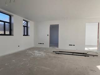 Fase 2: In een klein nieuw appartementsgebouw in bouwstijl aansluitend bij de eclectische villa,  worden 5 appartementen afgewerkt. <br />Op de eerste verdieping links vinden we dit gezellige appartement met 2 slaapkamers en terras dat wordt afgewerkt met kwaliteitsvol materiaal.<br />Al bij het binnenkomen vallen de gezellige woon- eetkamer en de aansluitende leefkeuken meteen op. Beide slaapkamers en de tussenliggende badkamer vervolledigen het appartement en een handige bergplaats biedt ruimte voor de hedendaagse technieken.<br />Dit appartement beschikt eveneens over het genot van een mooi terras met uitzicht op de majestueuze bomen in de gemeenschappelijke parktuin. Vloerverwarming door middel van warmtepomp, zonnepanelen en verluchtingsmodule zorgen voor een aangenaam binnenklimaat. Elk appartement in dit gebouw beschikt over een ruime privatieve kelderberging bereikbaar via trap of lift.<br />Het gebouw werd perfect geïntegreerd in een prachtige (her)aangelegde parktuin met wadi waarvan alle bewoners in het project het genot hebben. De gemeenschappelijke parkeergarage bevindt zich onder het naastliggende gebouw (minimaal 1 autostaanplaats verplicht aan te kopen, niet inbegrepen in verkoopprijs appartement). Een makkelijk bereikbare bovengrondse gemeenschappelijke fietsen- en afvalberging vervolledigen het geboden comfort voor de bewoners. <br />In de vormgeving van zowel gevels als interieur, wordt extra aandacht besteed aan een stijlvolle en tijdloze, duurzame afwerking.<br />Voor verdere informatie kan u ons steeds bereiken op 0473/45.77.37 of via mail info@batimmo-vastgoed.be