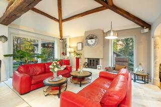 Rustig gelegen villa in Spaanse stijl met zeer ruime woonkamer, bureaugedeelte, drie slaapkamers, twee badkamers op ruim 2.800 m². Epc-score:...
