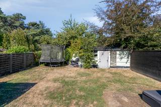 <p>Aan de Waversebaan in Oud-Heverlee vind je deze verzorgde gezinswoning, mooi ingeplant op een perceel van 321 m² in een groene, beboste omgeving. De woning uit 1935 onderging in 2013 een grondige renovatie, waarbij het pand volledig werd gestript en heropgebouwd tot een instapklare thuis. Wie hier binnenstapt, voelt meteen de balans tussen karakter en comfort, en de landelijke rust die toch dicht bij alles ligt. De woning telt twee verdiepingen en biedt een bewoonbare oppervlakte van 161 m². Gelijkvloers vormen de leefruimte en de keuken het kloppende hart van de woning, met een moderne uitrusting inclusief inductiekookplaat, dubbele oven, vaatwasser en dubbele spoelbak. Op de verdieping(en) tref je drie slaapkamers en een badkamer met bad, douche, dubbele wastafel en apart toilet. De zolder is volledig afgewerkt en goed geïsoleerd tot 2 kinderslaapkamers met extra bergruimte. Buiten geniet je van een zuidwest-georiënteerde tuin van 170 m² en een aangenaam terras van 22 m², ideaal om van de zon te profiteren tot in de late avond. Er is plaats voor drie wagens voor de woning en op de oprit. De woning is uitgerust met 17 zonnepanelen (450 Wp), een regenwaterput van 7.500 liter, wat wijst op een doordachte, duurzame afwerking. Dankzij hoogrendementsbeglazing (deels triple), dakisolatie en gevelisolatie combineert het pand karakter met energie-efficiëntie, bevestigd door een EPC-label B (192 kWh/m²). Elektriciteitskeuring Ja, conform. De ligging is een echte troef: scholen bevinden zich op amper 400 meter, openbaar vervoer en ook winkels, sportfaciliteiten, het station en de invalswegen naar Leuven en Brussel zijn vlot bereikbaar. Zo combineer je de rust van een groene, residentiële buurt met de bereikbaarheid van een centrale ligging. Wil je deze warme gezinswoning met karakter zelf komen ontdekken? Neem gerust contact op met ons kantoor en plan een bezoek in op de "Avant-Premiére" van 28 & 29 augustus via onze website, tot binnenkort.</p>