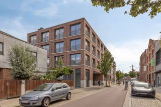 <p><span> </span></p><p><span>Aangenaam appartement met één slaapkamer van ongeveer </span><span>61 m²</span><span>, gelegen op het gelijkvloers en ingedeeld als volgt: inkomhal die toegang geeft tot de woonkamer, volledig uitgeruste keuken, badkamer met douche, één slaapkamer en een wasruimte.</span></p><p><span>Mogelijkheid tot het huren van een parkeerplaats:</span><span> 90/maand.<br /></span><span>Mogelijkheid tot het huren van een berging:</span><span> 30/maand.</span></p><p><span>Gelegen nabij openbaar vervoer en winkels.</span></p><p><span>EPC:</span><span> A.</span></p><p><span>Maandelijkse lasten:</span><span> 150 (gemeenschappelijke kosten, verwarming, warm water, verzekering en beheerskosten).</span></p><p><span> </span></p><p><span> </span></p>