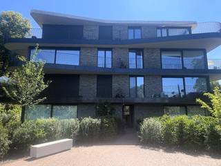 Ontdek dit luxueuze appartement, omringd door zijn prachtige parktuin en gelegen in het bruisende centrum van Hove. Het prachtige domein...