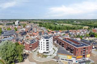 <p><b>Zeer gunstige nieuwe voorwaarden!</b></p>
<p>Bezoek dit appartement tijdens de <b>opendeurdag</b> op <b>zaterdag 20 juni van 11u tot 13u</b>. Vrij bezoek, zonder afspraak. Past dit moment niet? Dan is een bezoek op afspraak uiteraard ook mogelijk.</p>
<p>De vermelde prijs is <b>inclusief autostaanplaats en kelderberging</b>.</p>
<p>Wonen in ParkView is thuiskomen in een jonge, bruisende buurt met karakter. Op de voormalige steenbakkerijsite in hartje Boom ontstaat een hedendaags woonproject dat natuur, architectuur en bereikbaarheid moeiteloos combineert. Je woont op wandelafstand van winkels, horeca, het station en het parkplein, én vlak bij de Schorre en de Rupel, waar je even helemaal tot rust komt.<br /><br />Dit appartement op de eerste verdieping biedt 120 m² aan kwalitatieve woonruimte met een eigentijdse loft-uitstraling. De leefruimte is open en lichtrijk, met een keuken uitgerust met alle comfort en duurzame materialen. Via het grote schuifraam heb je directe toegang tot een noordwestgericht terras van 8,39 m².<br /><br />Er zijn drie volwaardige slaapkamers, een praktische badkamer (met douche, toilet en lavabo), een apart toilet en een technische berging. Dankzij vloerverwarming op gas, individuele zonnepanelen, een ventilatiesysteem type C én een gunstig E-peil van 22, woon je hier comfortabel én energiezuinig.<br /><br />Bij het appartement hoort een ondergrondse parkeerplaats en private kelderberging, verplicht bij aan te kopen aan €28.000 excl. 21% btw.<br /><br />Totale prijs incl. 21% btw: €395.380,00 (excl. notariskosten).</p>
<p>Benieuwd naar dit appartement in de SilverTop?<span> </span>Contacteer ons voor een persoonlijke rondleiding of meer info.</p>
<p>Mail: isa@jamar.immo<br />Tel:<span> </span>03 435 31 33<span> </span>of +32 487 50 27 93</p>