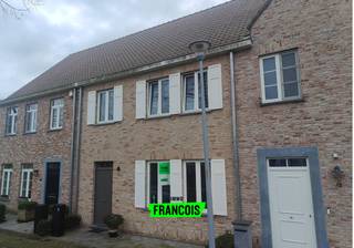 Deze energiezuinige woning, gelegen vlakbij het centrum van Oostkamp, combineert een uitstekende bereikbaarheid met comfortabel en ruim wonen in...