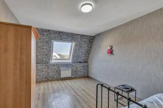 <p>Voor meer info of een bezoek, bel 053 59 49 32 - Op het dorp<strong> </strong>van Moorsel bevindt zich dit <strong>appartement met twee slaapkamers op de tweede verdieping. </strong>Bij het binnentreden van het appartement hebben we een ruime inkomhal, die toegang geeft tot de<strong> lichtrijke leefruimte</strong>. Vanuit deze leefruimte kunnen we een <strong>aangenaam terras betreden achteraan het gebouw</strong>, wat extra rust meebrengt. <strong>De keuken is volledig vernieuwd </strong>en geeft toegang tot een ruime berging. Verder zijn er <strong>twee slaapkamers</strong>. <strong>De volledig vernieuwde badkamer</strong> is voorzien met een inloopdouche en een lavabo. Daarnaast beschikt het appartement over een apart toilet. Het dak van het appartementsgebouw werd eind 2025 volledig vernieuwd. Ook de dakramen is dit appartement zijn volledig nieuw. Tevens is er gemeenschappelijke kelder die kan gebruikt worden door alle eigenaren. <strong>EPC-label D (geen renovatieverplichting)- Asbest-veilig</strong> - Gelegen te Moorsel (Aalst)</p>