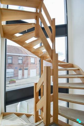 Ontdek dit lichtrijk nieuwbouwappartement met garage op de eerste verdieping van een zeer rustig gebouw (bestaande uit twee wooneenheden). De bewoonbare oppervlakte bedraagt maar liefst 105 m² (volgens EPC-attest). Dit appartement geniet van een uitstekende bereikbaarheid dankzij de onmiddellijke nabijheid van het centrum, de Rijksweg (N36) alsook het op- en afrittencomplex E403 (Roeselare-Rumbeke). Volgende indeling: Inkomhal, gezellige en lichtrijke leefruimte met open geïnstalleerde keuken (vaatwasmachine, koelkast, dampkap, dubbele spoelbak, oven en microgolf), met toegang tot het terras. Verder beschikt de eerste verdieping over een apart toilet, badkamer (voorzien van inloopdouche, enkele wastafel en voorziening wasmachine) en twee slaapkamers waarvan één met ingebouwde maatkasten. Het appartement beschikt ook over een zeer ruim zuidwest georiënteerd terras en een inpandige garage. Centrale verwarming op aardgas | EK conform | E51 (Energiezuinig) | Dubbele beglazing (HR) (PVC) | Centrale ligging. Margot (BIV 517.355) organiseert voor dit appartement de bezoeken ter plaatse, mits het maken van een afspraak