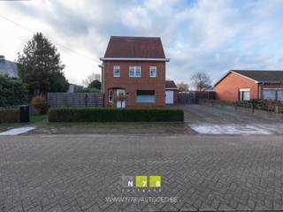 VRIJSTAANDE WONING MET 3 SLAAPKAMERS OP EEN PERCEEL VAN 10A00CA TE MEERHOUT.TROEVEN- Rustige ligging, kortbij voorzieningen en tegelijkertijd heel...